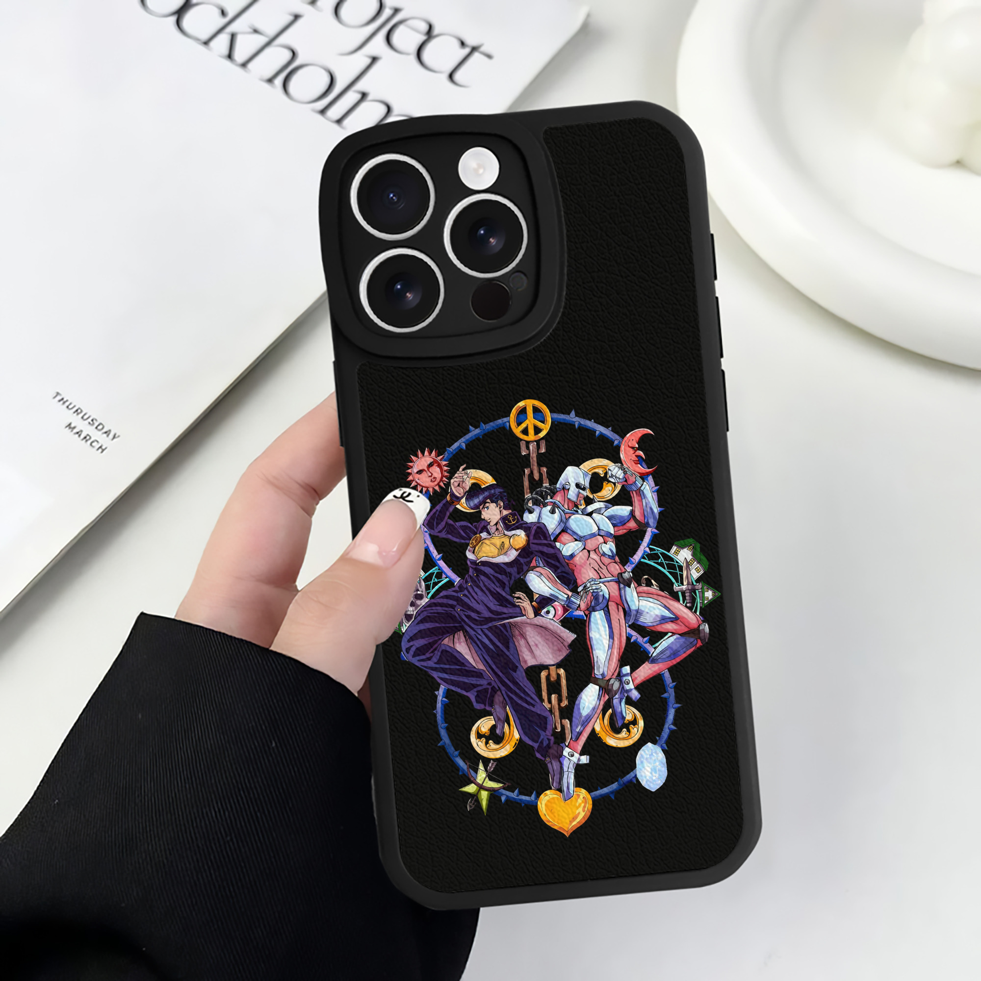 （画像用） ジョジョの奇妙な冒険 ひがしかた じょうすけ JoJo's Bizarre Adventure Higashikata Josuke 【iPhone 16シリーズ対応】シリコンスマホケース（レザー調） 材質：シリコン